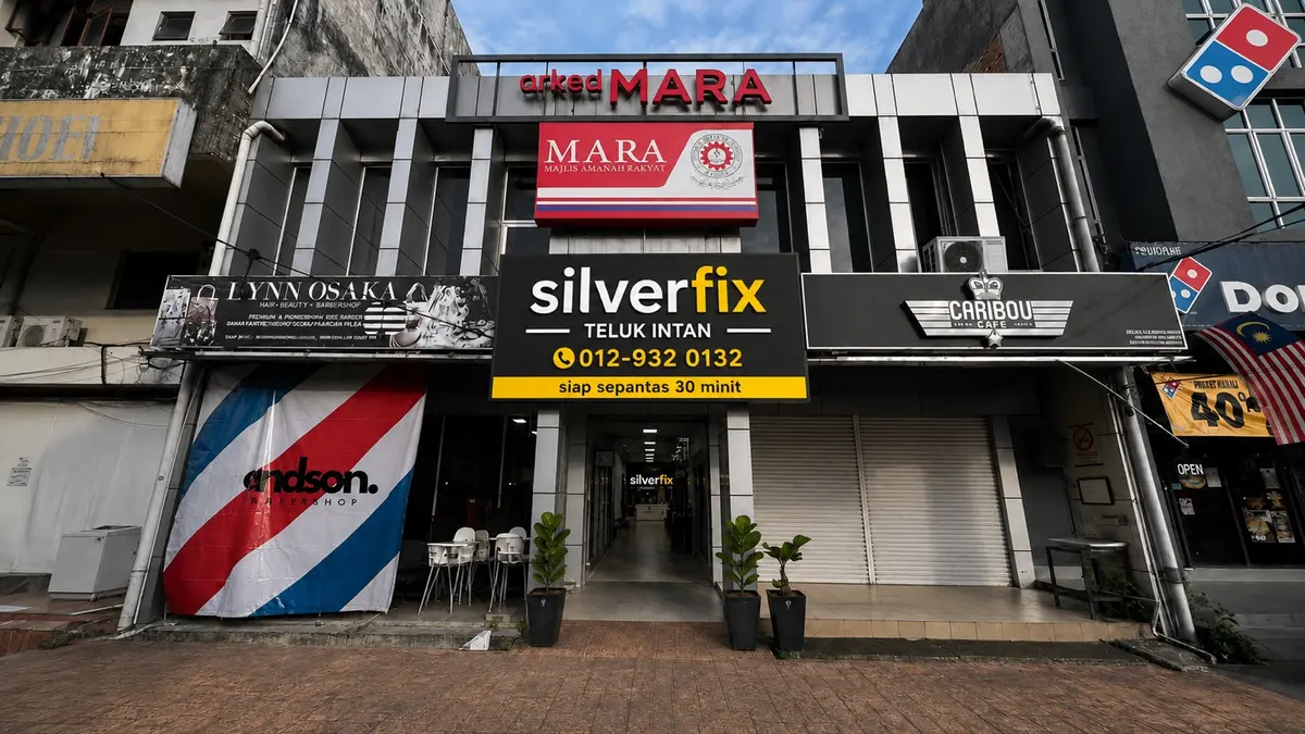 Hadapan kedai Silver Fix Teluk Intan di Arked MARA